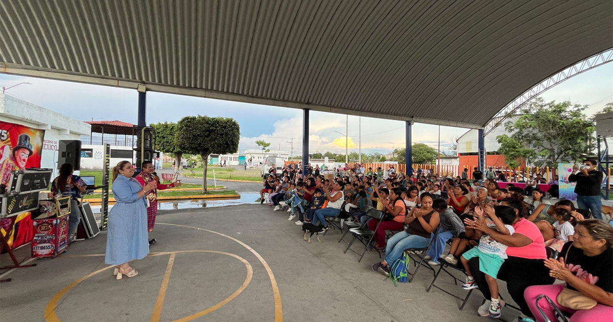 Familias de Eterna Primavera disfrutan de función de cine y espectáculo familiar con el DIF Temixco