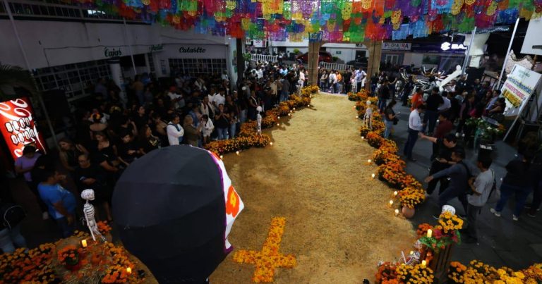 Arrancan festividades de Día de Muertos en Temixco; develan Catrina Monumental y ofrenda en el Ayuntamiento