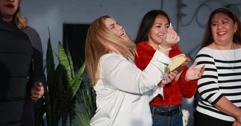 Fomenta H. Ayuntamiento la unidad y la tradición; comparten Rosca de Reyes con el gabinete municipal