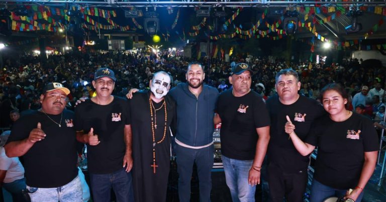 Con gran éxito, celebran familias de Acatlipa el Concurso de Disfraces; fue una fiesta de convivencia, afirma Alcalde