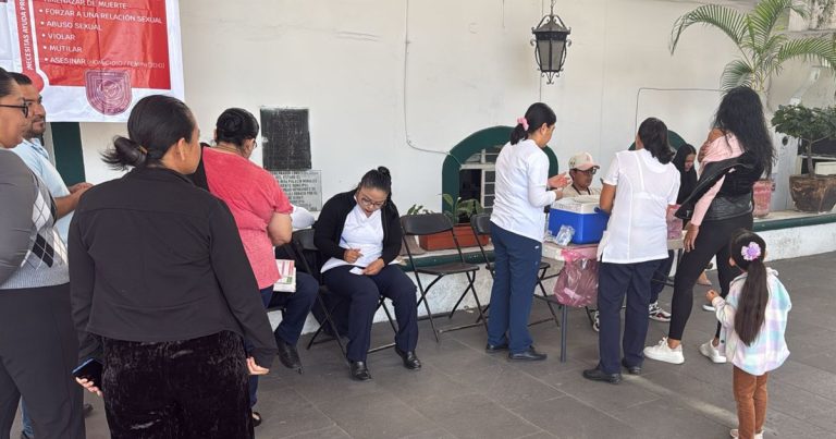 Instala H. Ayuntamiento Macromódulo de vacunación; aplican dosis contra Influenza y Tétanos en la explanada municipal