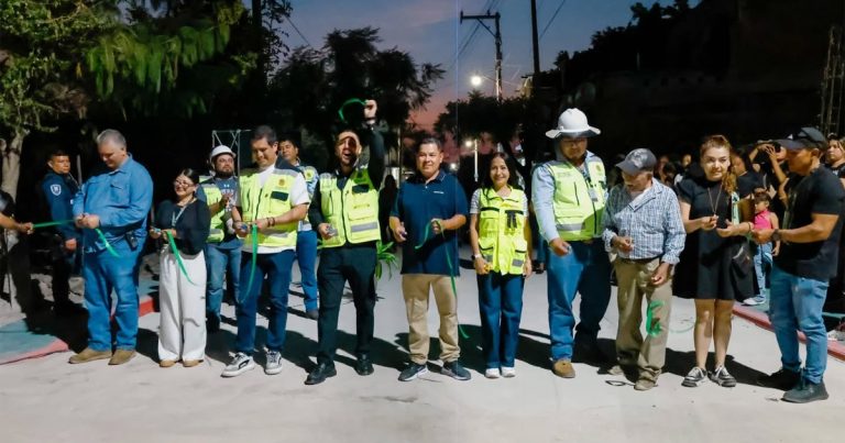 Vecinos de la Col. Benito Juárez celebran inauguración de su calle pavimentada; entrega obra el Alcalde Israel Piña Labra